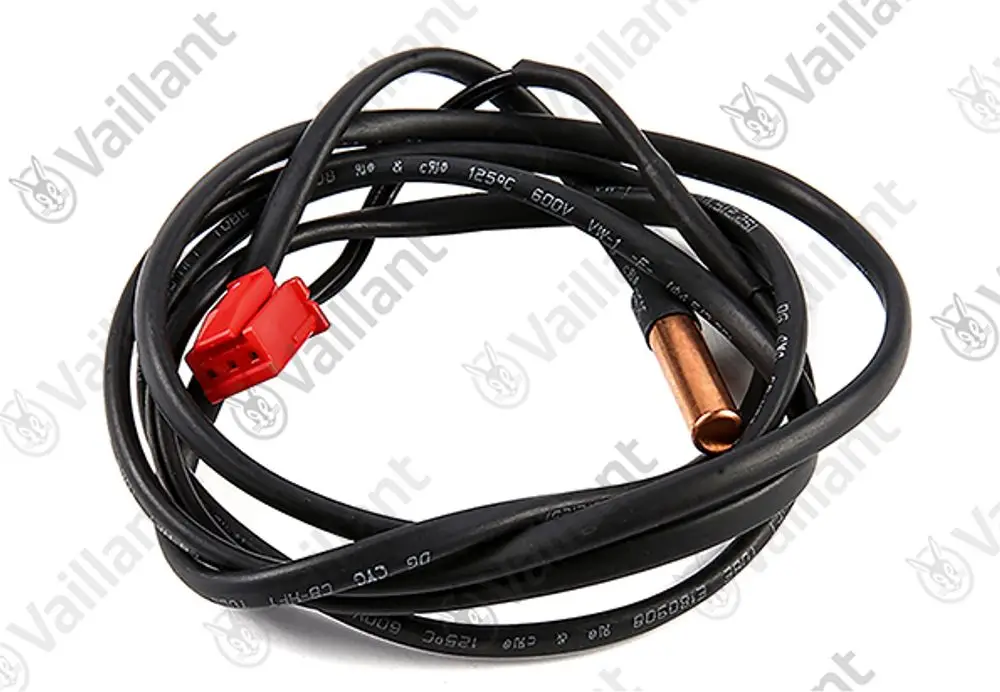 Ein schwarzes Kabel mit einem roten Stecker an einem Ende und einem Kupferfühler am anderen Ende. Das Kabel ist auf einem weißen Hintergrund drapiert.